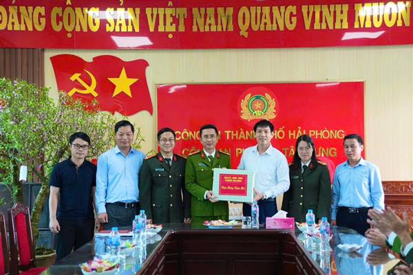 Các đồng chí lãnh đạo phường Tân Hưng thăm, động viên và chúc tết các đơn vị làm nhiệm vụ trực Tết và các tổ dân phố trên địa bàn 