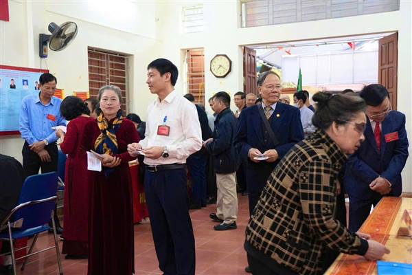 Cử tri phường Tân Hưng nô nức đi bỏ phiếu ngày bầu cử