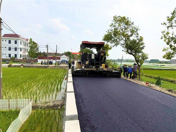 Đẩy nhanh tiến độ dải thảm Aphan đường trục lối vào các Tổ dân phố Ngọc Lặc, Mỹ Xá chào mừng ngày bầu cử