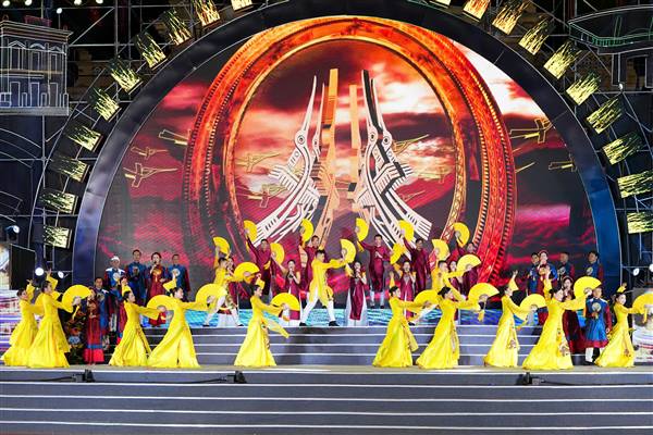 
Giấy mời dự Chương trình biểu diễn nghệ thuật “Tân Hưng - vươn mình rạng rỡ”