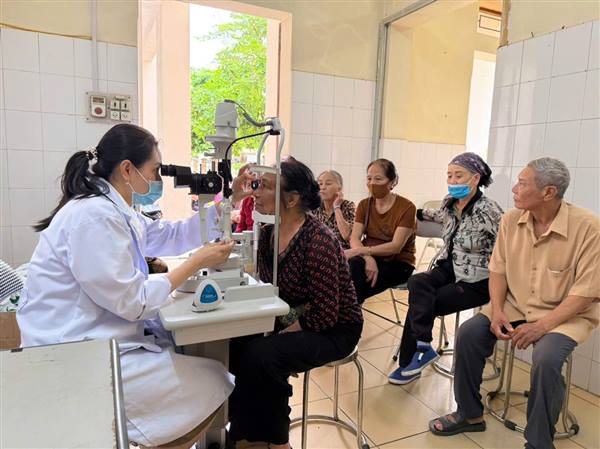 Bệnh viện chuyên khoa Mắt Sài Gòn - Hải Dương khám bệnh nhân đạo tại phường Tân Hưng