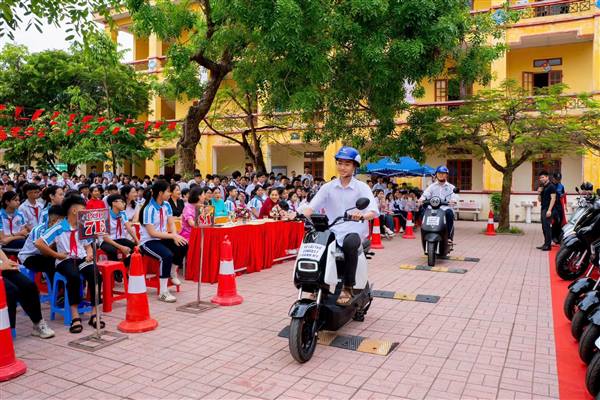 Trường THCS Hải Tân tổ chức tuyên truyền an toàn giao thông cho học sinh