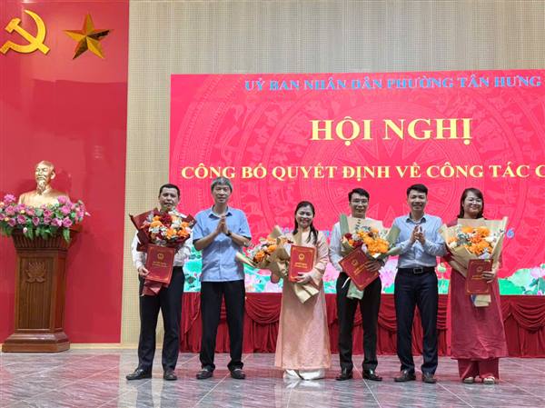 Hội nghị công bố quyết định về công tác cán bộ  phường Tân Hưng 