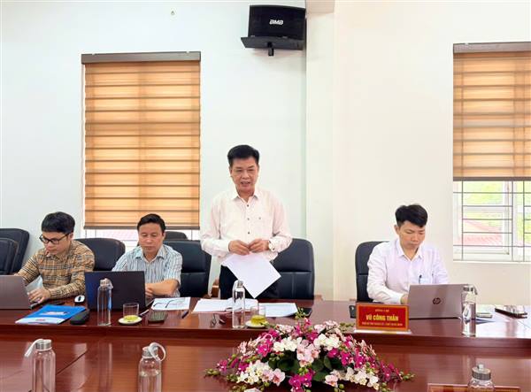 Thường trực Đảng ủy phường Tân Hưng nghe báo cáo hoạt động của Trạm Y tế và kinh phí bầu cử đại biểu