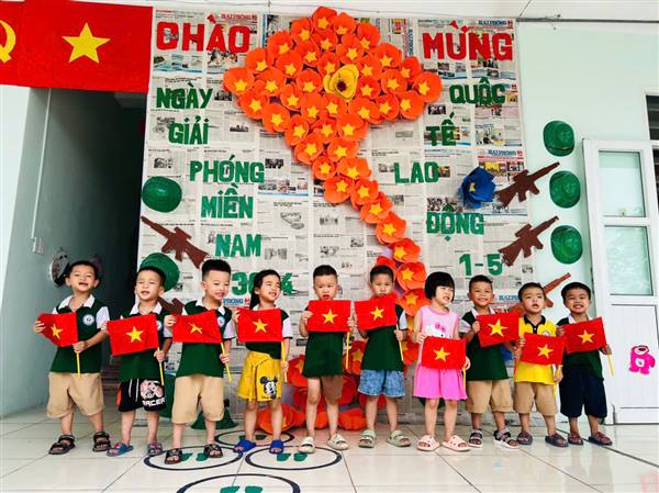 Trường Mầm non Ngọc Sơn tổ chức nhiều hoạt động ý nghĩa chào mừng Ngày giải phóng miền Nam 30/4 và Quốc tế lao động 1/5