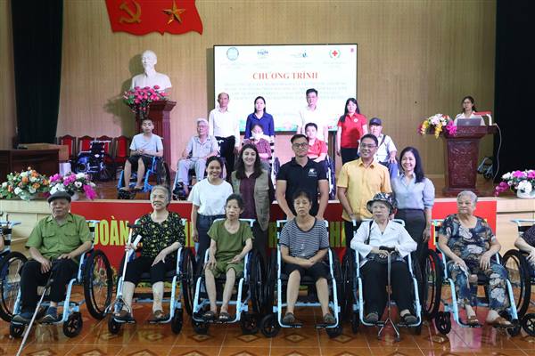 Trao tặng xe lăn cho người khuyết tật có hoàn cảnh khó khăn trên địa bàn phường 