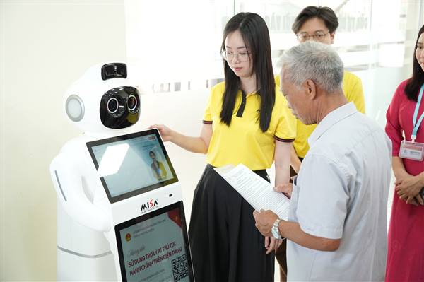 Phường Tân Hưng tập huấn và ra mắt Robot lễ tân