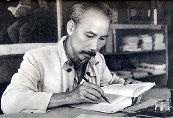 Ánh sáng Hồ Chí Minh soi đường cho chúng ta đi