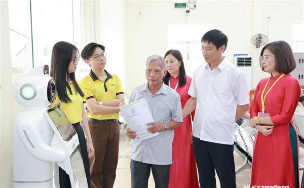 Trải nghiệm rô bốt lễ tân tại Trung tâm Phục vụ hành chính công phường Tân Hưng