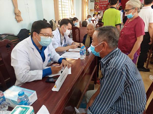 Người cao tuổi được khám sức khỏe định kỳ, sàng lọc một số bệnh thường gặp