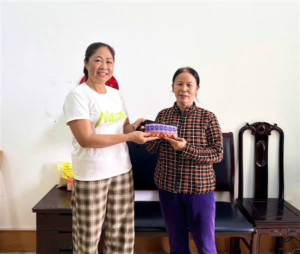 Bà Chén nhận lại  chiếc ví làm rơi từ người tốt