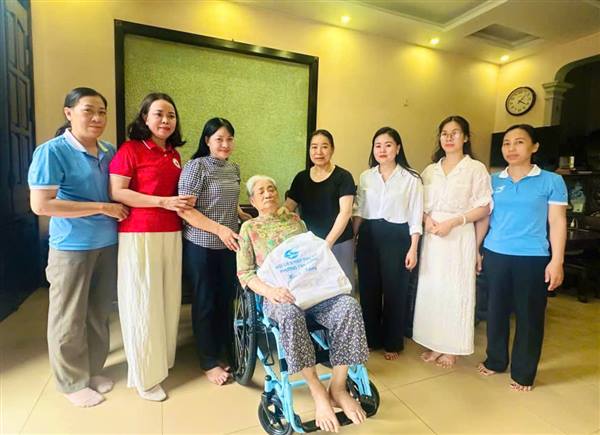 Uỷ ban MTTQ và các đoàn thể phường Tân Hưng tặng quà, xe lăn cho cựu tù binh và thương binh