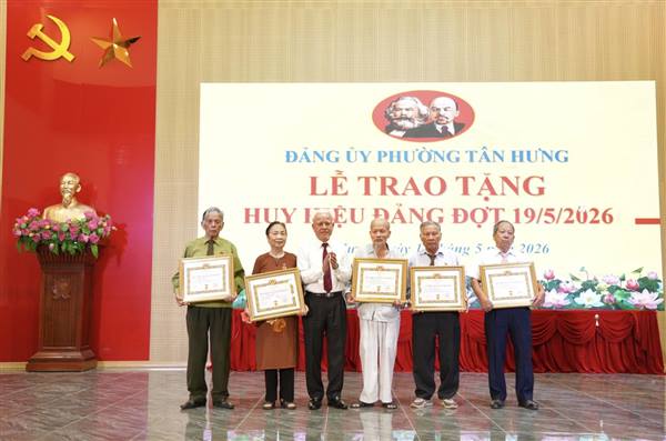 Đảng bộ phường Tân Hưng trao Huy hiệu Đảng cho 46 đảng viên ưu tú đợt 19/5/2026