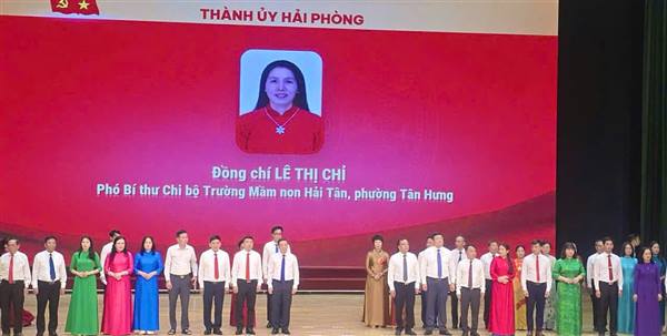 Phường Tân Hưng có 1 tập thể và 2 cá nhân được Thành ủy Hải Phòng khen thưởng trong công tác xây dựng tổ chức Đảng trong sạch, vững mạnh