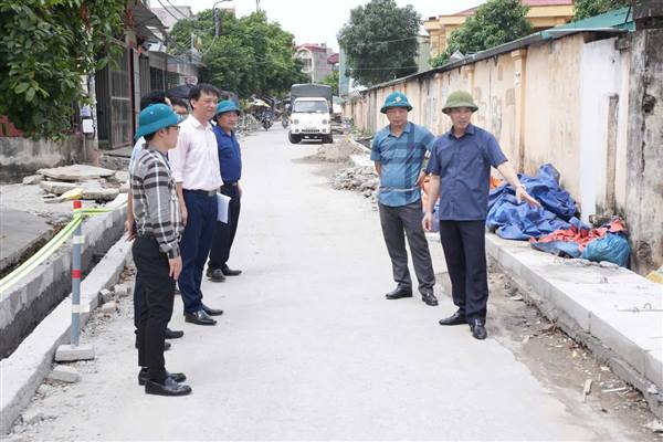  Đồng chí Bí thư Đảng ủy kiểm tra tiến độ các công trình đầu tư công trên địa bàn phường