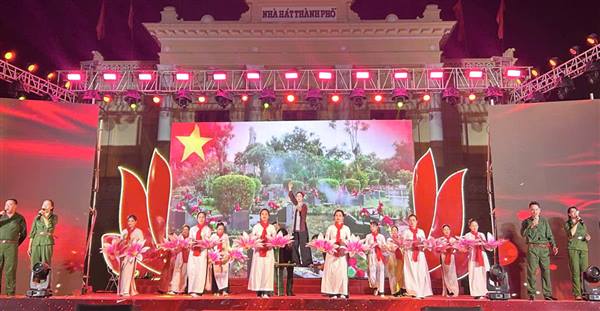 Ấn tượng với “Linh thiêng Việt Nam” của đoàn ca múa nhạc không chuyên phường Tân Hưng 
