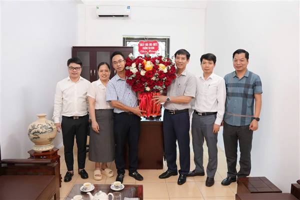 Các đồng chí lãnh đạo phường chúc mừng ngày Báo chí Cách mạng Việt Nam 21/6