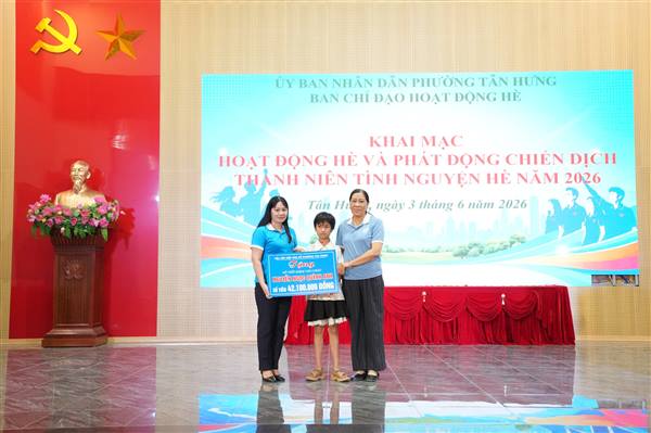 Hội Liên hiệp Phụ nữ phường trao tặng sổ tiết kiệm cho trẻ em mồ côi có hoàn cảnh khó khăn