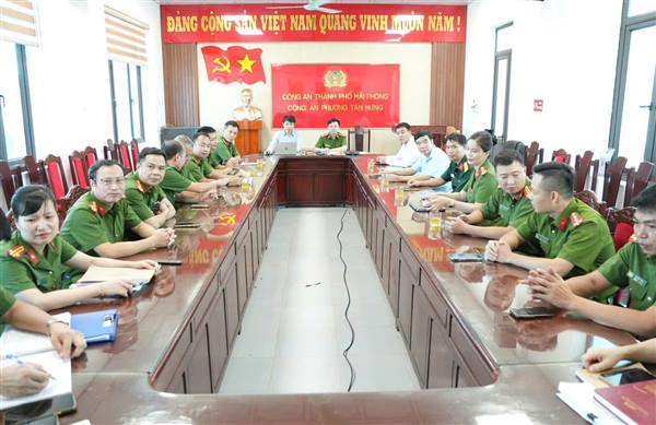 Công an phường Tân Hưng tham dự trực tuyến Lễ phát động triển khai cao điểm thu nhận mẫu sinh phẩm AND thân nhân liệt sĩ chưa xác định thông tin trên toàn quốc