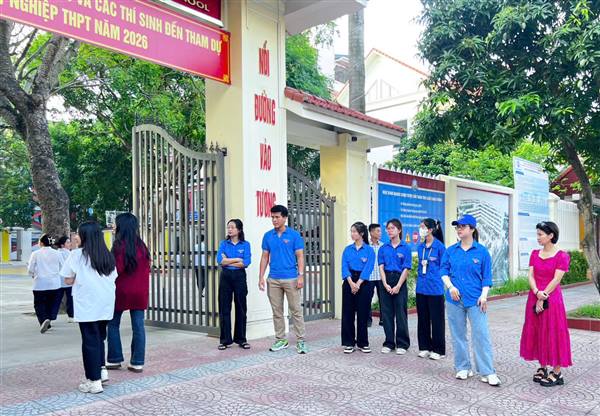 Áo xanh tình nguyện tiếp sức sĩ tử ngày thi đầu tiên