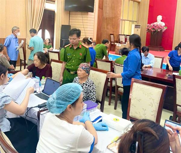 Thu nhận mẫu ADN cho 176 thân nhân liệt sĩ chưa xác định danh tính tại phường Tân Hưng 