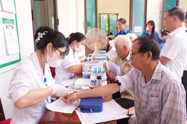 150 người có công với cách mạng và thân nhân liệt sĩ phường Tân Hưng được khám sức khỏe, tặng quà tri ân nhân Kỷ niệm 79 năm Ngày Thương binh - Liệt sĩ 