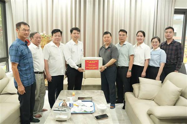 Đồng chí Vũ Công Thản - Phó Bí thư, Chủ tịch UBND phường thăm, tặng quà người có công và thân nhân nhân Kỷ niệm 79 năm Ngày Thương binh - Liệt sĩ 