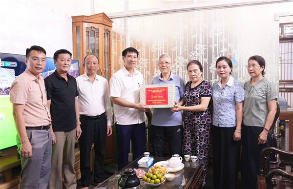 Bí thư Đảng ủy phường Nguyễn Trường Thắng thăm, tặng quà người có công và thân nhân trên địa bàn phường