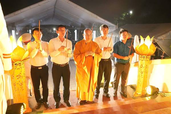 Trang nghiêm Lễ thắp nến tri ân các Anh hùng liệt sĩ tại Nghĩa trang Ngọc Sơn