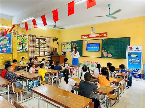 Đoàn Thanh niên phường Tân Hưng tổ chức lớp học Tiếng Anh miễn phí cho thiếu nhi dịp hè