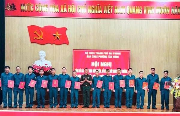 Công bố quyết định miễn nhiệm, bổ nhiệm Tổ đội trưởng dân quân phường Tân Hưng