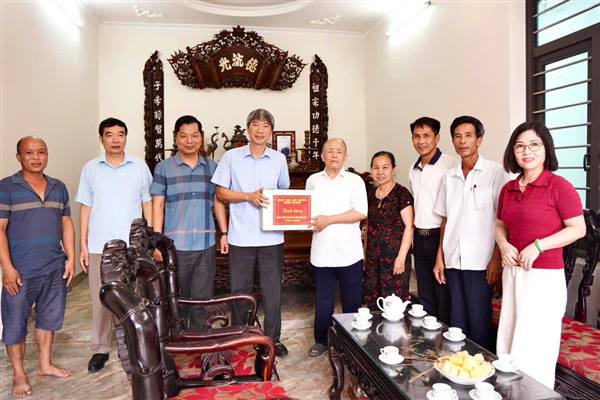 Phó Bí thư Thường trực Đảng uỷ phường Hoàng Hữu Hưng thăm, tặng quà người có công và thân nhân nhân Kỷ niệm 79 năm Ngày Thương binh - Liệt sĩ 