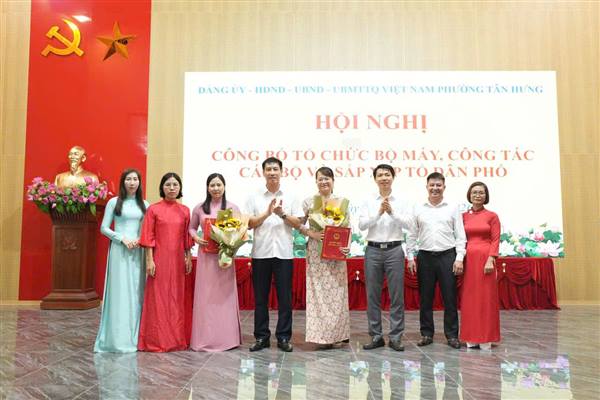 Hội nghị công bố các quyết định về thành lập, tổ chức lại các phòng chuyên môn và sắp xếp, tổ chức lại các tổ dân phố