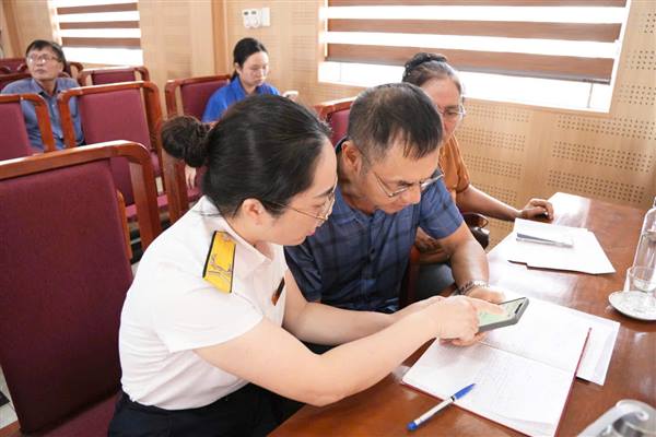 Hỗ trợ người dân cài đặt eTax Mobile và nộp thuế sử dụng đất phi nông nghiệp trực tuyến