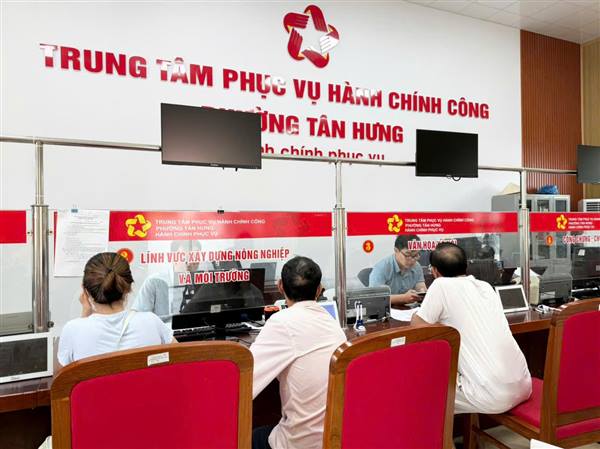 Trung tâm Phục vụ hành chính công phường Tân Hưng tiếp nhận hồ sơ thủ tục ngoài giờ hành chính 
