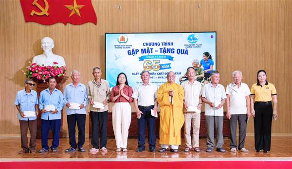 Trao 30 suất quà cho nạn nhân da cam có hoàn cảnh khó khăn 
