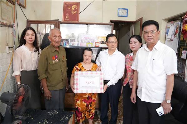 Ủy ban MTTQ và Hội Nạn nhân chất độc da cam, dioxin thành phố thăm, tặng quà gia đình nạn nhân chất độc da cam/dioxin có hoàn cảnh khó khăn trên địa bàn phường 