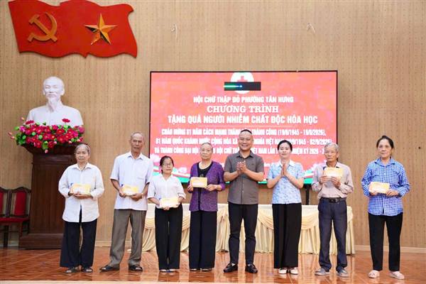 47 suất quà được trao tặng người nhiễm chất độc hóa học tại phường Tân Hưng