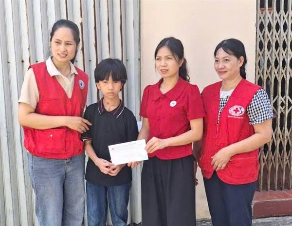 Hội Chữ thập đỏ phường Tân Hưng tặng quà hỗ trợ trẻ mồ côi trước thềm năm học mới 
