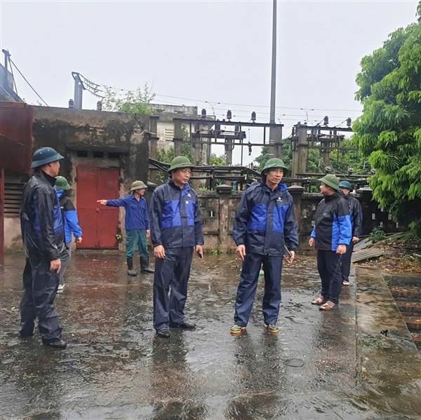 Đồng chí Bí thư Đảng ủy trực tiếp kiểm tra các điểm ngập lụt, trạm bơm trên địa bàn