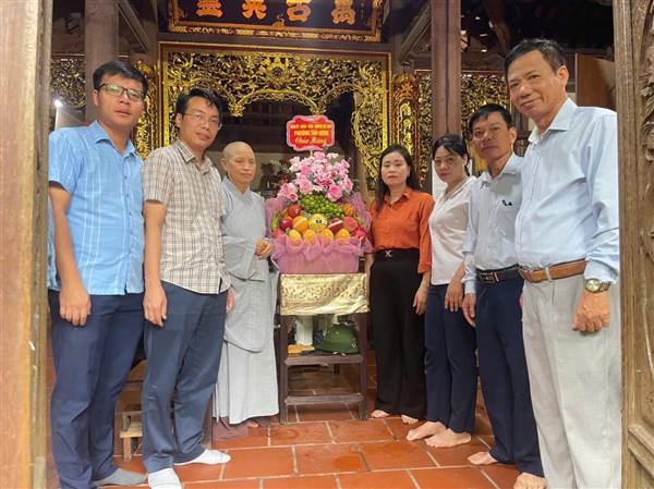 Lãnh đạo phường Tân Hưng thăm hỏi, động viên các cơ sở Phật giáo nhân dịp Lễ Vu Lan