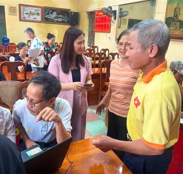 Hỗ trợ người dân Tổ dân phố Mỹ Xá nộp thuế sử dụng đất phi nông nghiệp qua ứng dụng eTax Mobile