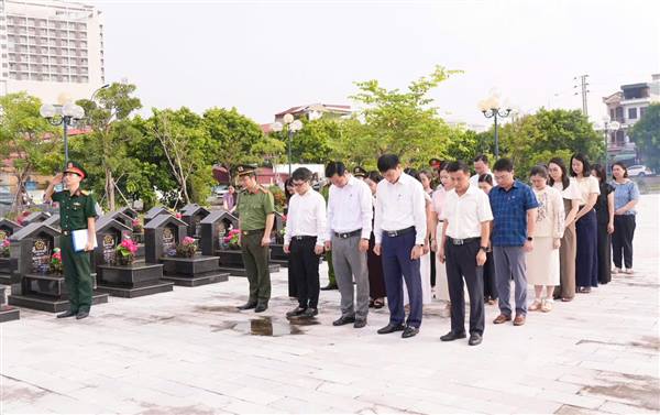Dâng hương viếng Nghĩa trang Liệt sĩ nhân dịp Kỷ niệm 81 năm Ngày Cách mạng Tháng Tám thành công và Quốc khánh nước CHXH Việt Nam (2/9/1945 – 2/9/2026) 

