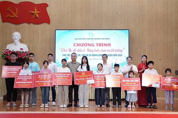 Hội LHPN phường Tân Hưng tổ chức chương trình “Cha mẹ đỡ đầu – Nâng bước chân em tới trường” 
