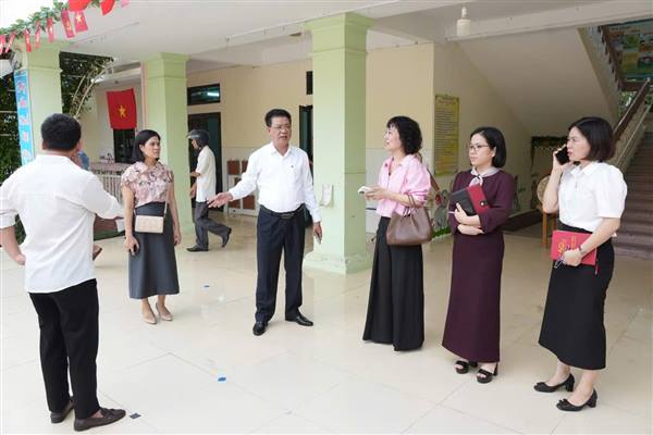 Đồng chí Phó Chủ tịch UBND phường kiểm tra công tác chuẩn bị năm học mới