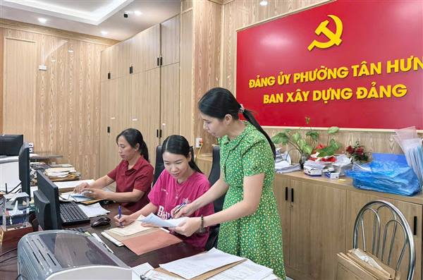 Cán bộ phường Tân Hưng miệt mài công việc trong kỳ nghỉ lễ 2/9