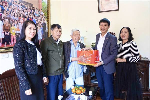 Phường Tân Hưng triển khai tặng quà, chúc thọ theo Nghị quyết của HĐND thành phố