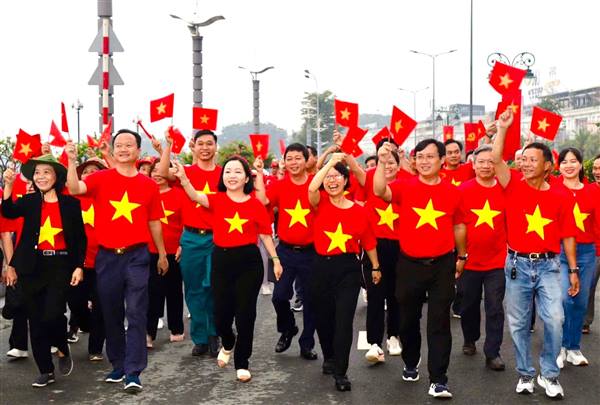 Phường Tân Hưng tổ chức chương trình đi bộ “Cùng Việt Nam tiến bước” vào sáng 30/8 