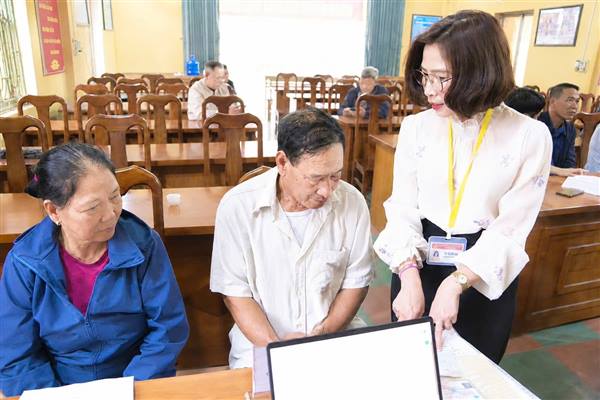 Người yếu thế trên địa bàn phường Tân Hưng được hỗ trợ làm thủ tục hành chính tại nơi cư trú 