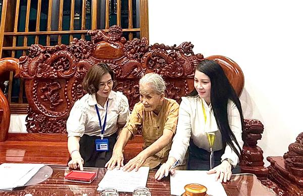 Phường Tân Hưng đưa hành chính công về tận nhà cho người yếu thế 